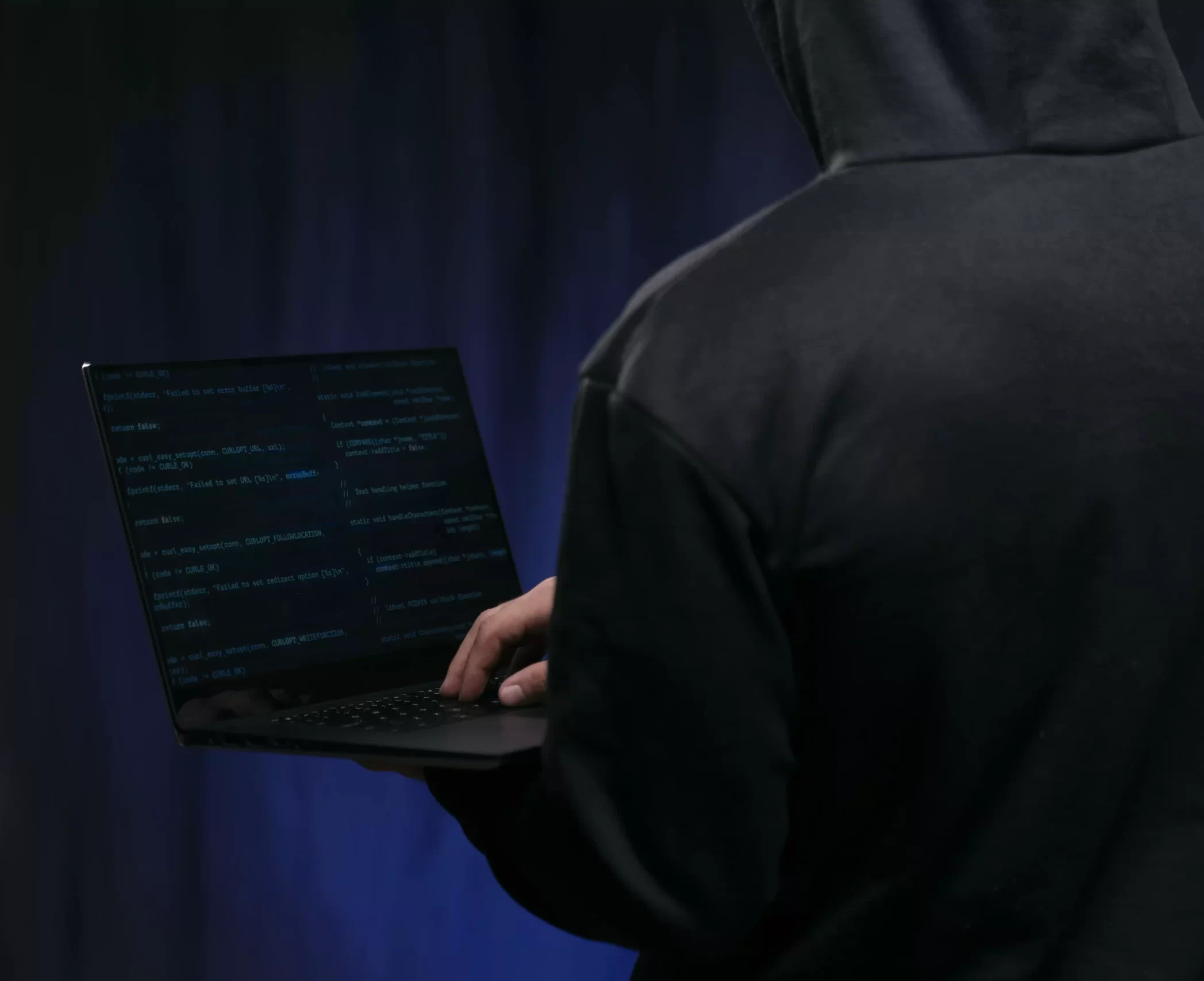 AnyConv.com__close-up-hacker-segurando-laptop